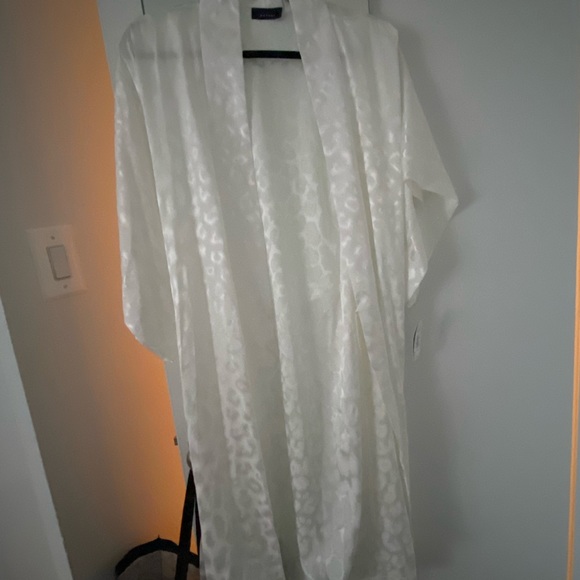 White bridal Natori bathrobe with tags - Picture 3 of 7